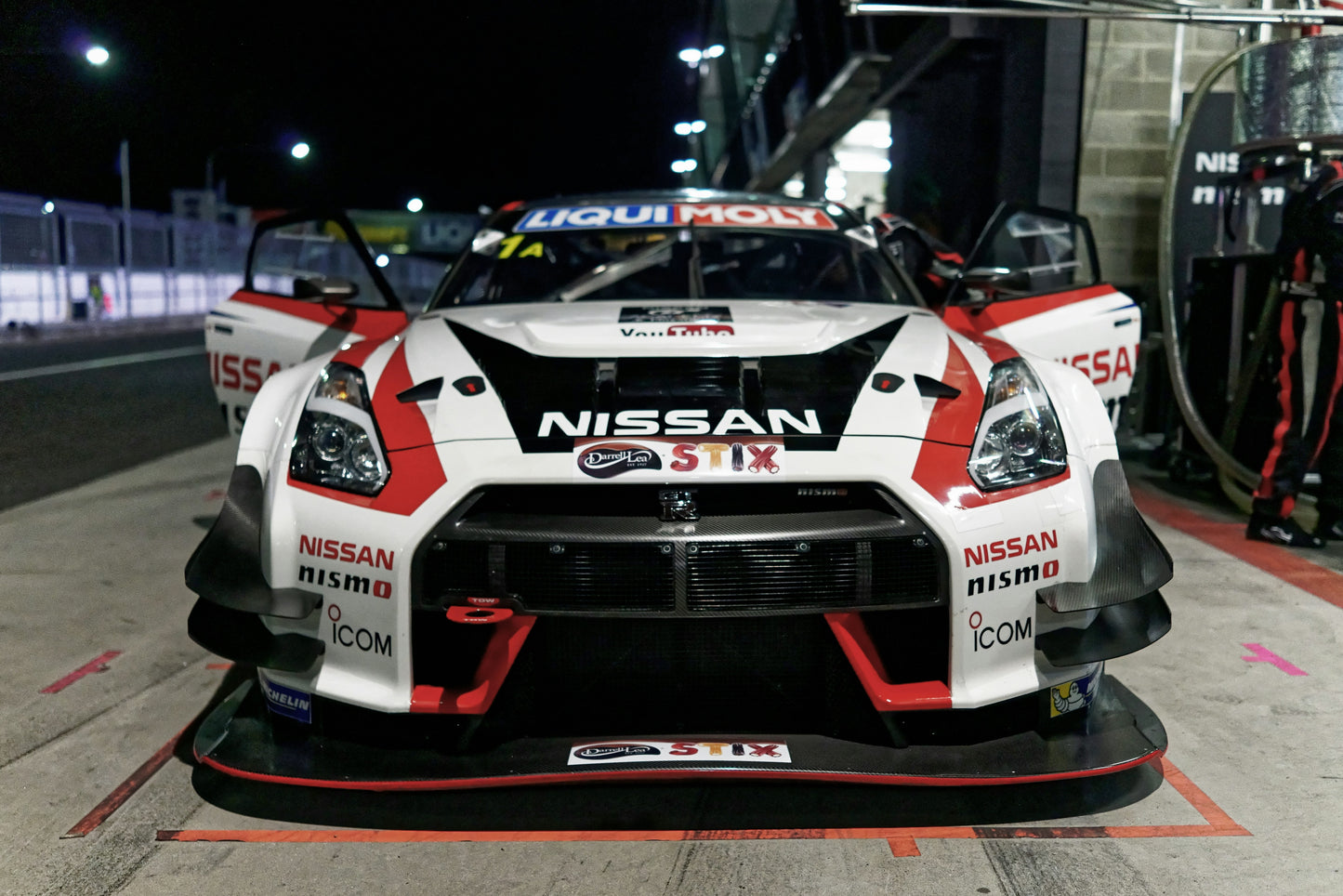 Kör Racingbilen Godzilla GT-R 700 Hästkrafter - Superfast
